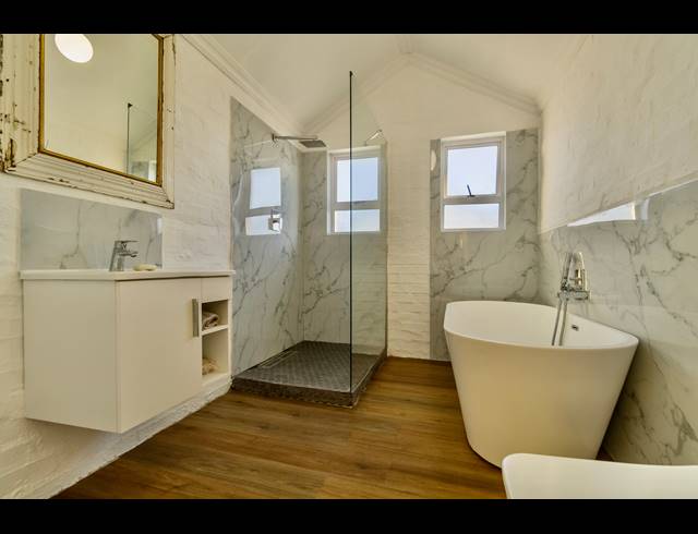 5 BEDROOM HOUSE FOR SALE IN GROTTO BAY